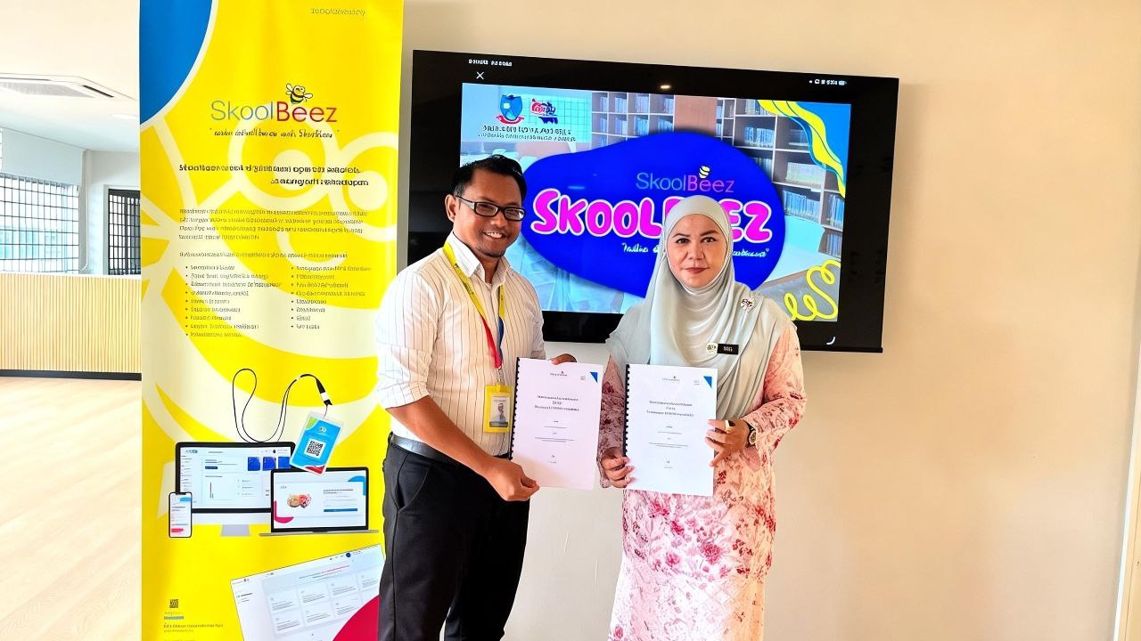 Sesi Menandatangani MOU dan Serahan Item di SMK Seri Kota Puteri 2 (SRBJ)