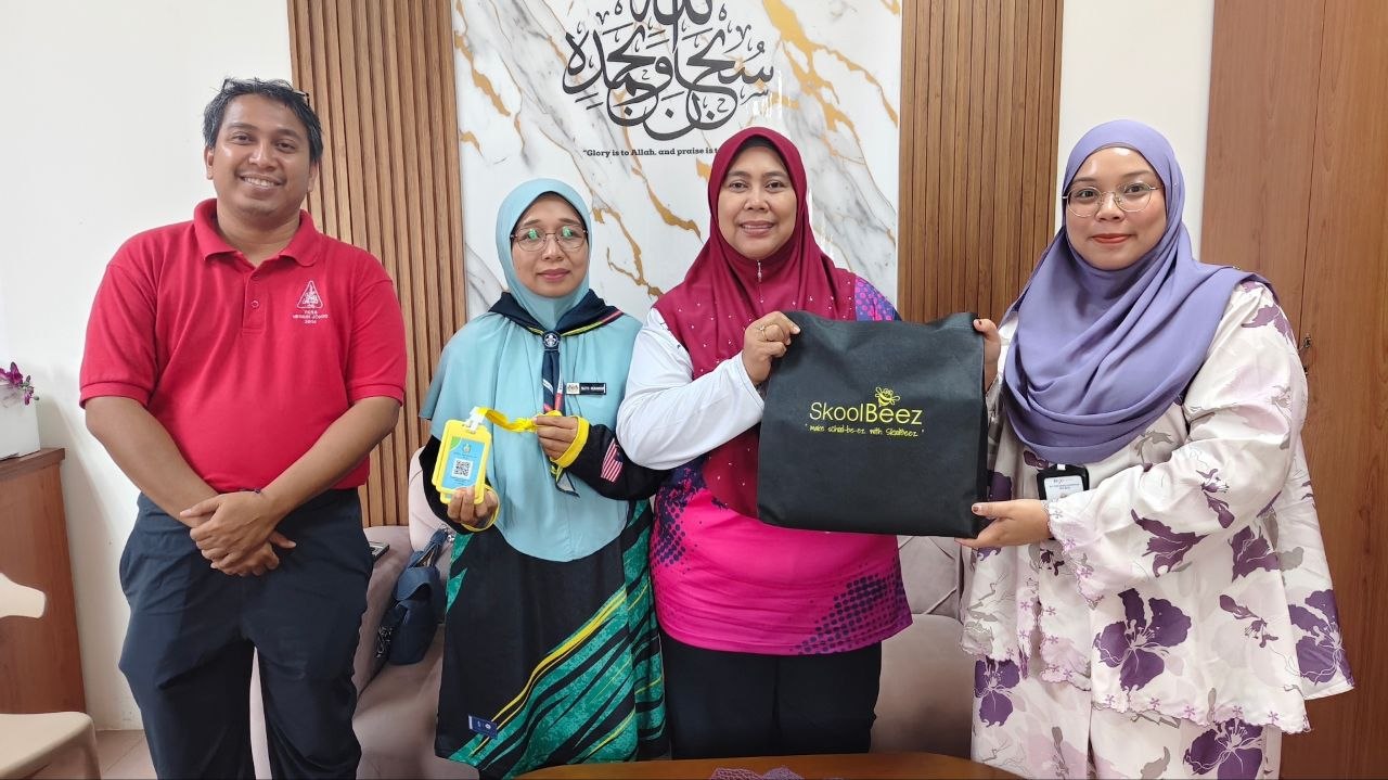 SkoolBeez Tarik Minat Pentadbir SK Sungai Raya melalui Demonstrasi Sistem Bersepadu