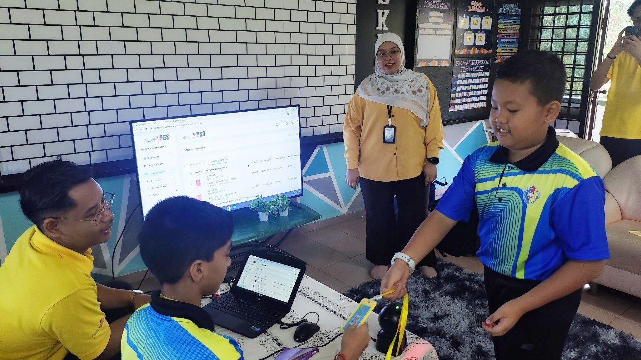 Serahan Item dan Simulasi Penggunaan SkoolBeez Bersama Murid SK Ladang Tun Dr Ismail