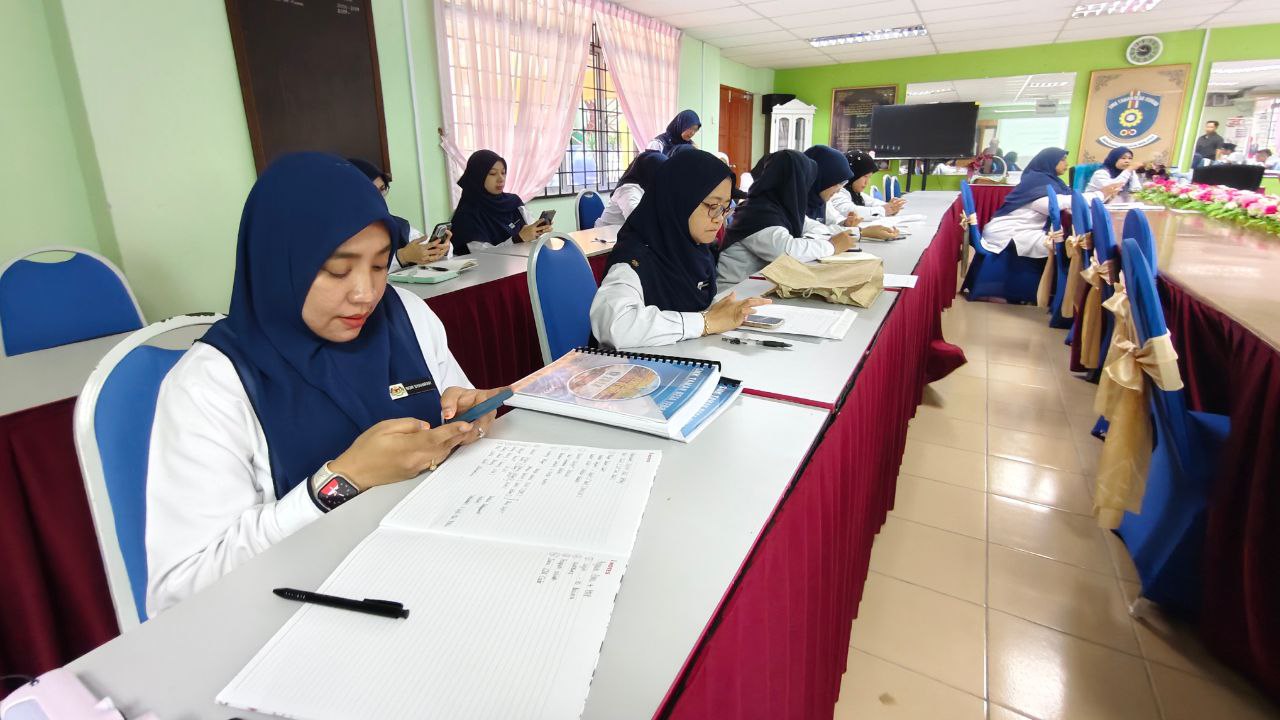 Sesi Demonstrasi dan Latihan Pengguna SkoolBeez di SMK Taman Desa Tebrau