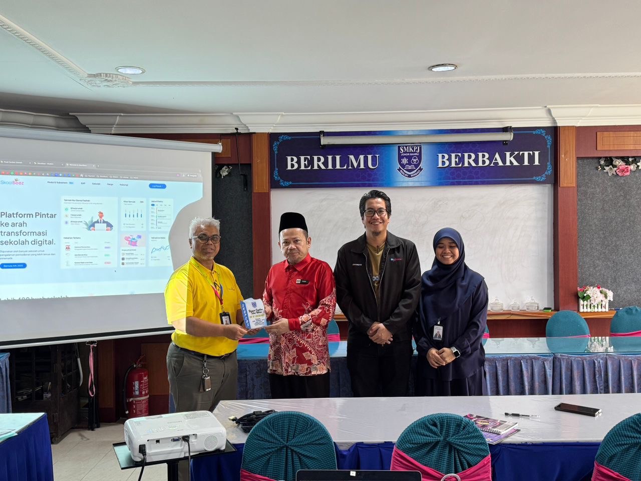 SMK Permas Jaya Dipilih Sebagai Sekolah Perintis SkoolBeez — Sokongan Penuh daripada Pengetua dan PIBG